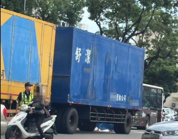 73歲騎士鮑男疑似為了閃公車，撞到聯結車摔倒遭輾斃。（圖／翻攝畫面）