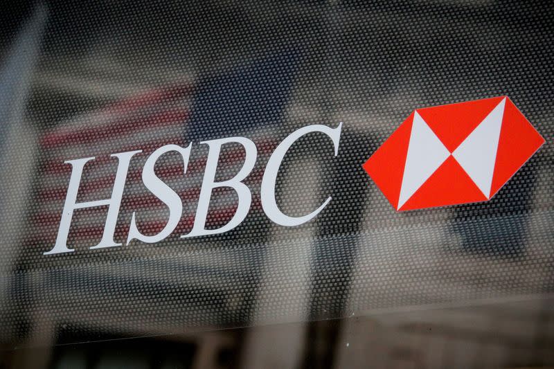 FOTO DE ARCHIVO: El logotipo de HSBC en una sucursal bancaria en el distrito financiero de Nueva York