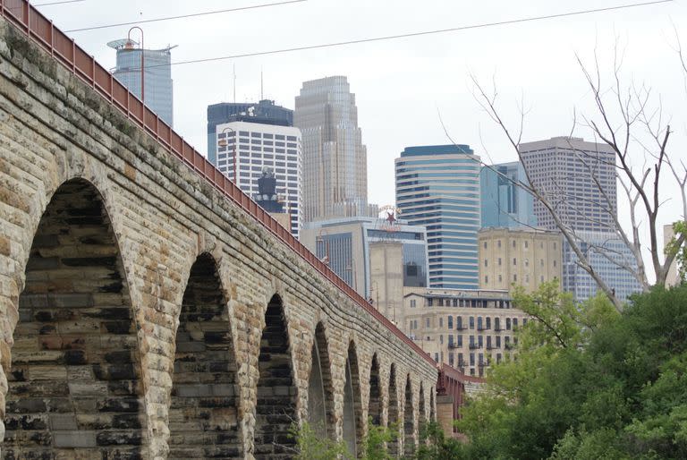 Vista panorámica de un puente de Minneapolis