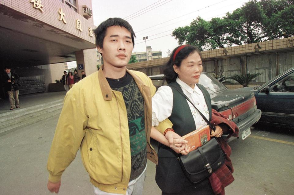 目前人在獄中的陳進興妻舅張志輝（左），當年協助看管白曉燕，判決無期徒刑定讞。（中央社）