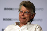 <p>Stephen King ist der Meister der Horror-Romane. Der US-Amerikaner hat weltweit mehr als 400 Millionen Bücher verkauft. Zu seinen bekanntesten Werken zählen „Es“, „Friedhof der Kuscheltiere“ und „Shining“, die wie viele weitere seiner Bücher erfolgreich verfilmt wurden. King trat in einigen dieser Verfilmungen in kleinen Gastrollen auf. Im Jahr 2017 soll er laut „Forbes“ 15 Millionen US-Dollar verdient haben. </p>