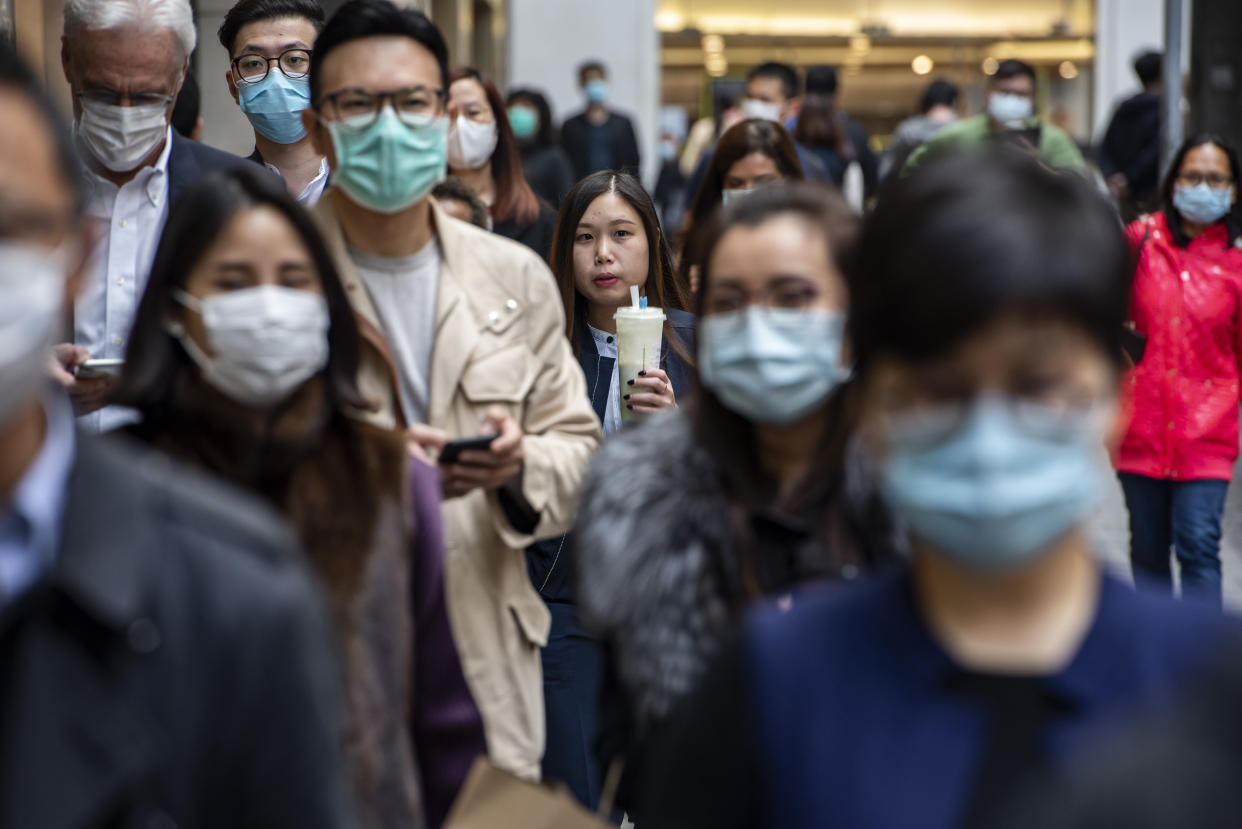  Pedestrians wear face masks in Central district of Hong Kong. The death toll from the covid-19 coronavirus epidemic past 1, 100 and infected over 45, 000 people worldwide on February 12. (Photo by Miguel Candela / SOPA Images/Sipa USA) 