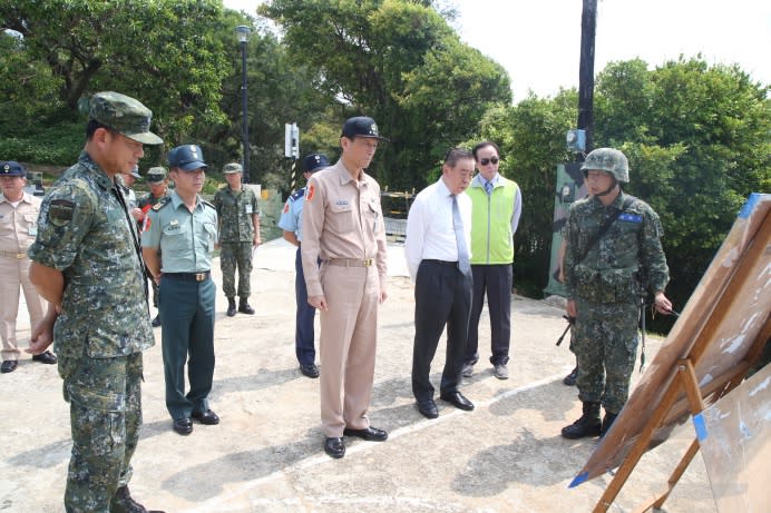 李棟樑理事長及參謀總長李喜明上將，7日前往莒光聽取任務簡報。（軍聞社記者蔡宗恆攝）