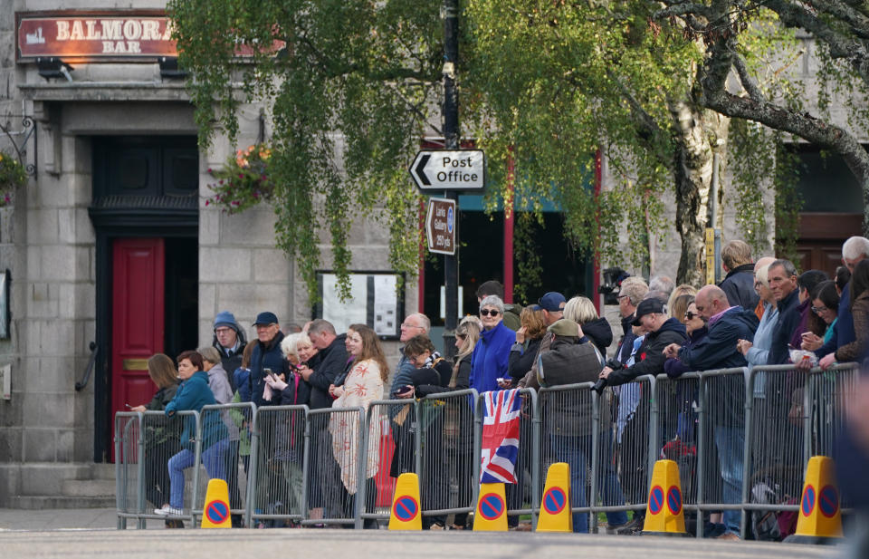 Tausende Menschen haben sich am Sonntag in Schottland an den Straßen versammelt, um einen ersten Blick auf den Sarg der gestorbenen Königin Elizabeth II. zu werfen (Bild: Andrew Milligan/PA Images via Getty Images)