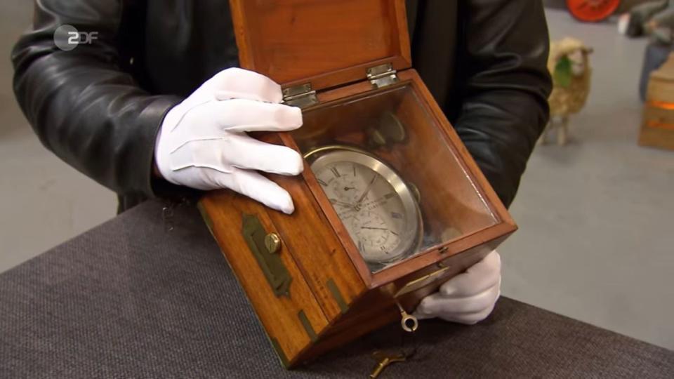Der Marine-Chronometer in der Holzkiste aus dem Jahr 1887 hatte einen geschätzten Wert von 1.500 bis 2.200 Euro. (Bild: ZDF)