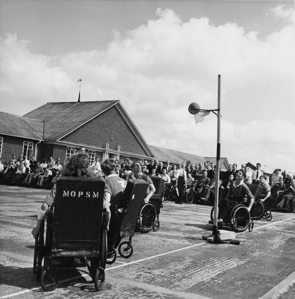Un match de netball à l’hôpital de Stoke Mandeville, en 1949, là où un an plus tôt les Jeux paralympiques étaient créés. 