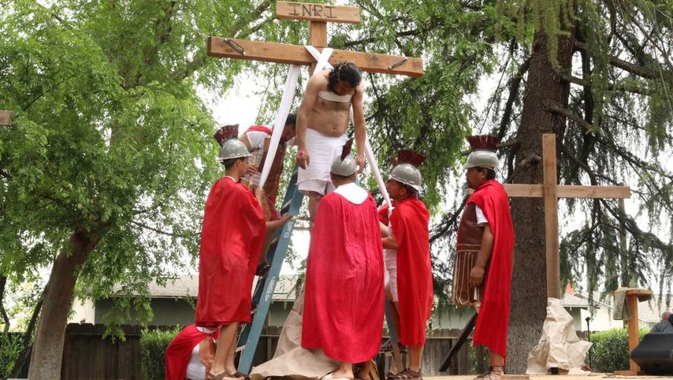 Luis Alberto Hernández personificó a Jesús en el Vía Crucis de la iglesia católica de San Antonio María Claret, el Viernes Santo 29 de marzo de 2024, en Fresno. María G. Ortiz-Briones / mortizbriones@vidaenelvalle.com