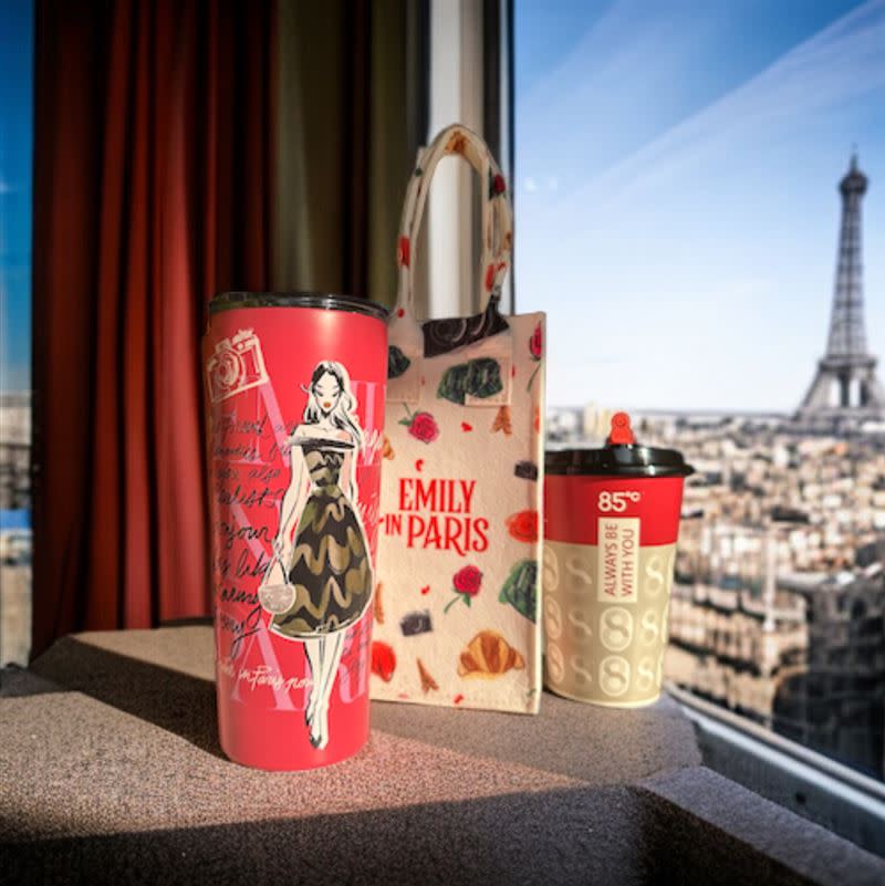 85℃獨家開賣艾蜜莉在巴黎不鏽鋼杯袋組。（圖／品牌業者提供）