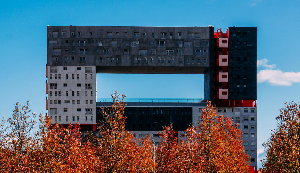 La zona abierta en mitad de este edificio residencial situado al norte de Madrid es la que le da su nombre. Diseñado por el estudio de arquitectura neerlandés MVRDV en colaboración con la arquitecta Blanca Lleó, tiene 21 plantas y mide 63,4 metros. (Foto: Getty Images).