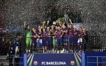 Barcelona celebrate with the trophy after winning the UEFA Champions League. Reuters / Dylan Martinez