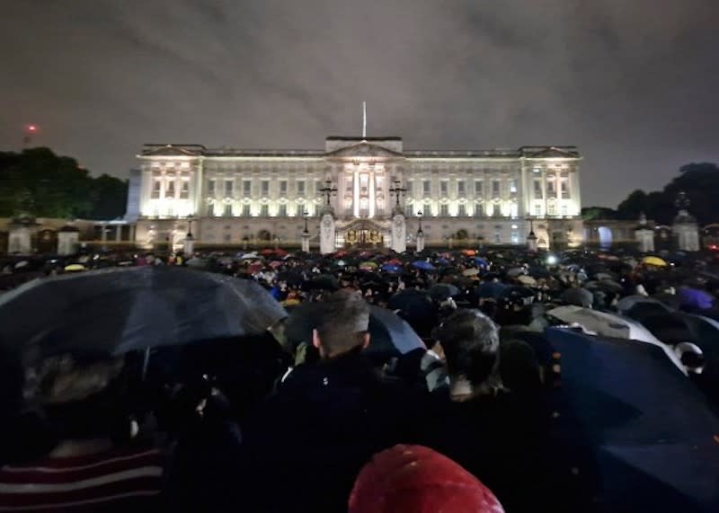 白金漢宮外逼滿冒雨哀悼英女王的群眾。（Getty Images圖片）