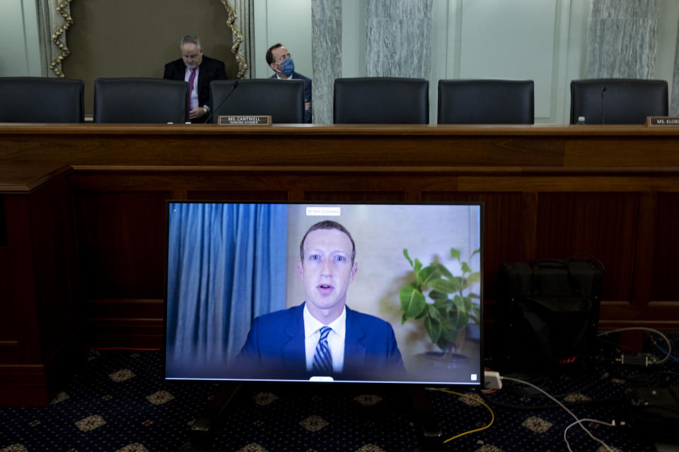     CEO Facebook Mark Zuckerberg ditampilkan di layar memberikan kesaksian dari jarak jauh selama sidang Komite Perdagangan, Sains, dan Transportasi Senat.  (Foto oleh Michael Reynolds-Ball/Getty Images)