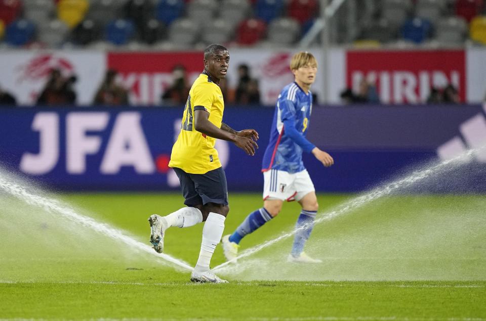 Los aspersores se encienden durante el partido amistoso entre Ecuador y Japón, en Duesseldorf, Alemania, el martes 27 de septiembre de 2022. (AP Foto/Martin Meissner)