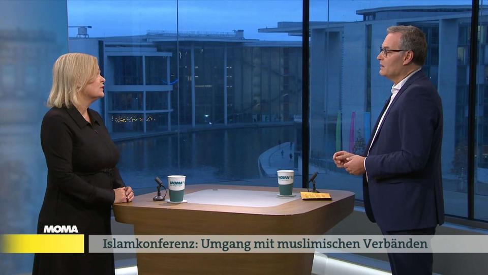 Moderator Michael Strempel wies im Gespräch mit SPD-Politikerin Nancy Faeser auf eine mögliche Stigmatisierung muslimischer Gaza-Proteste sowie die Problematik mit dem türkischen Religionsverband Ditib hin. (Bild: ARD)