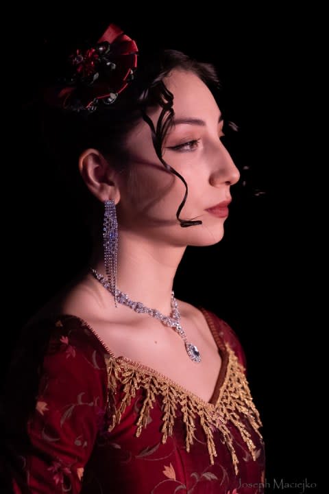 Sahsha Amaut plays Snow White.