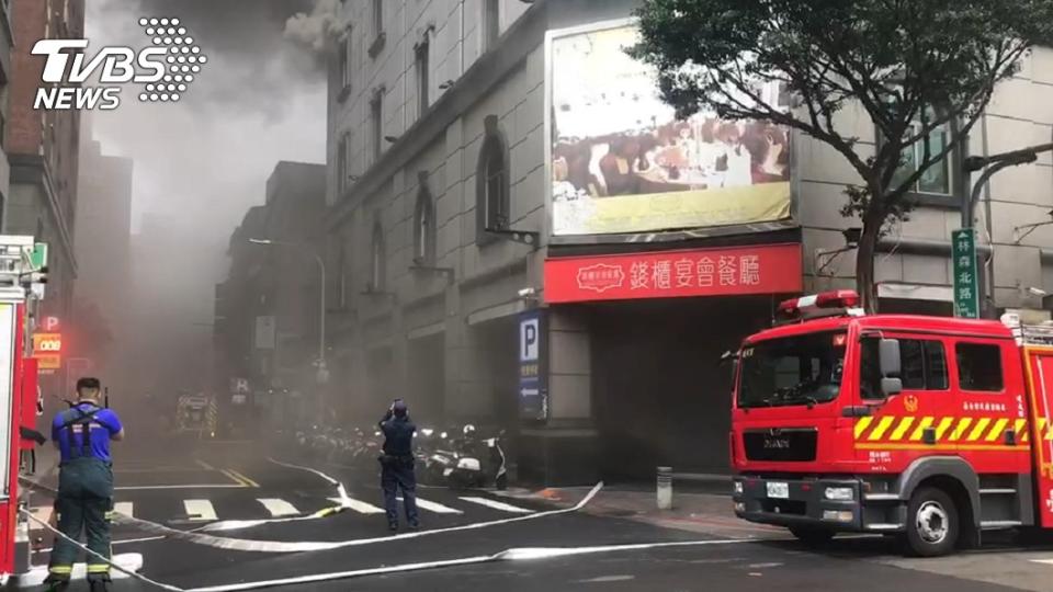 林森錢櫃發生火災事故。(圖／TVBS)