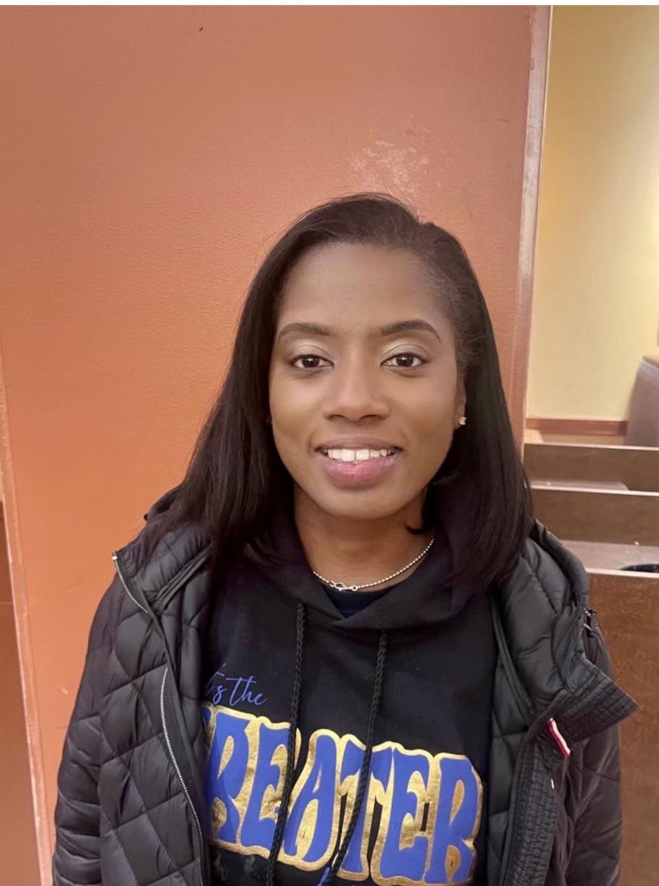 Former Ellet star Markita Griffin-Roberts is cheering for junior Caitlyn Holmes as the latter approaches the school's all-time scoring record in girls basketball.