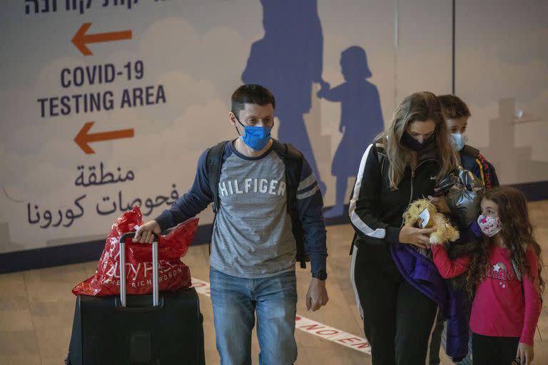 Viajeros arriban al aeropuerto internacional Ben Gurion cerca de Tel Aviv el 28 de noviembre del 2021. Israel aprobó la prohibición de la entrada de viajeros extranjeros y el uso de una tecnología controversial para rastreo de contactos, como parte de sus esfuerzos para prevenir una nueva variante del coronavirus.