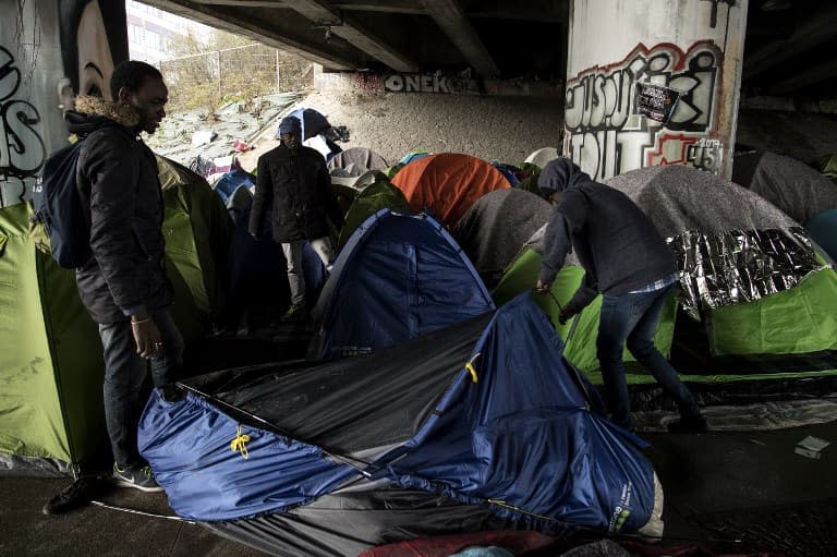 Des migrants dans le 19e arrondissement de Paris - CHRISTOPHE ARCHAMBAULT / AFP

