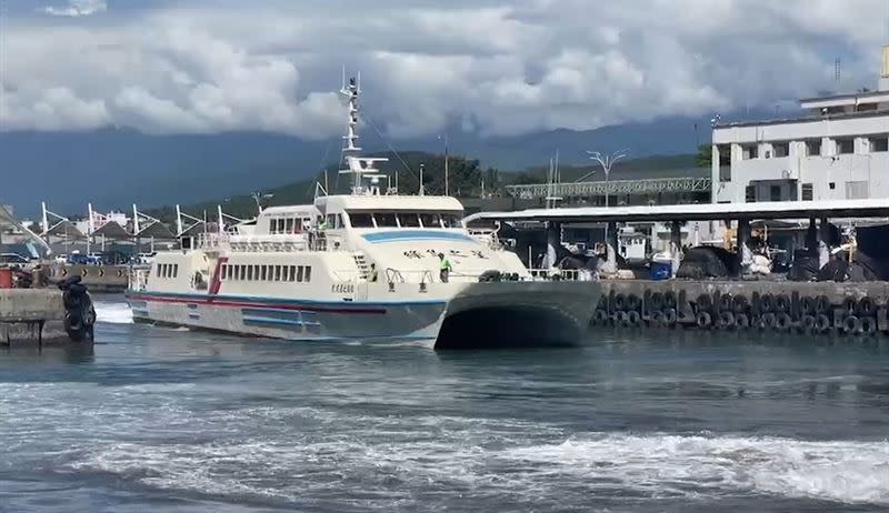 受到蘇拉颱風影響，船公司家開船班疏運綠島、蘭嶼遊客返台。（圖／圖／記者王浩原攝影）