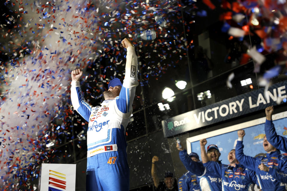 DAYTONA BEACH, FLORYDA - 19 LUTEGO: Ricky Stenhouse Jr., kierowca Chevroleta Kroger/Cottonelle nr 47, świętuje na pasie zwycięstwa po wygraniu 65. dorocznego wyścigu Daytona 500 na torze Daytona International Speedway 20 lutego 2139 r.  Floryda (zdjęcie: Jared C. Tilton/Getty Images)