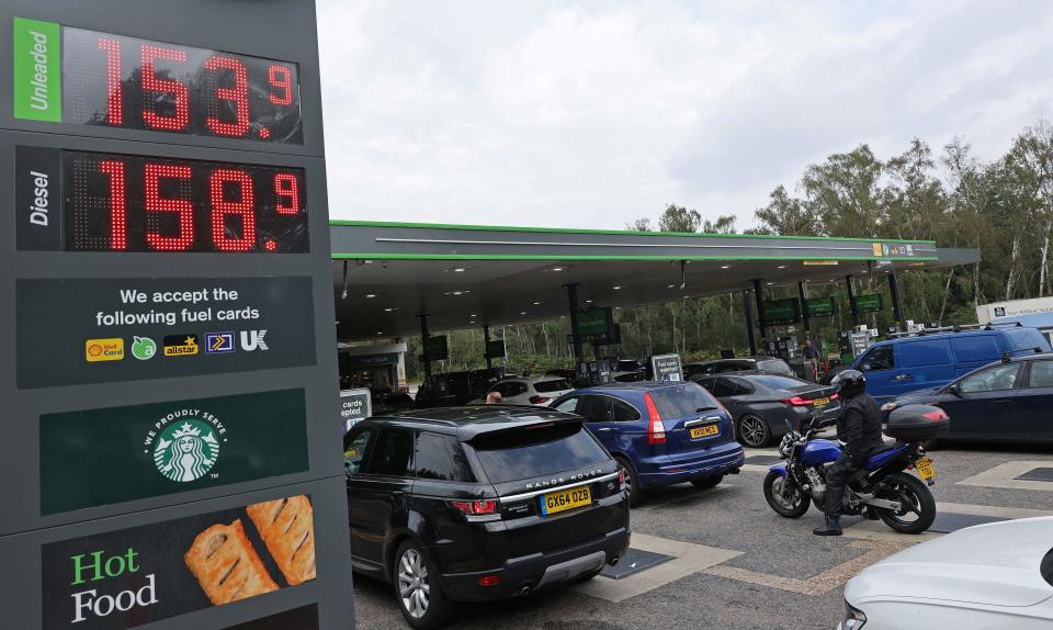 Motorists queue for petrol and diesel fuel at a petrol station off of the M3 motorway near Fleet (AFP via Getty Images)