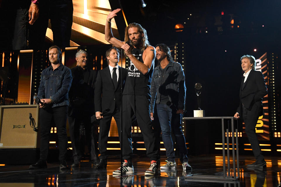     Тейлор Хокинс из Foo Fighters выступает на сцене во время 36-й ежегодной церемонии введения в Зал славы рок-н-ролла 30 октября 2021 года (Фото: Кевин Мазур / Getty Images для Зала славы рок-н-ролла)