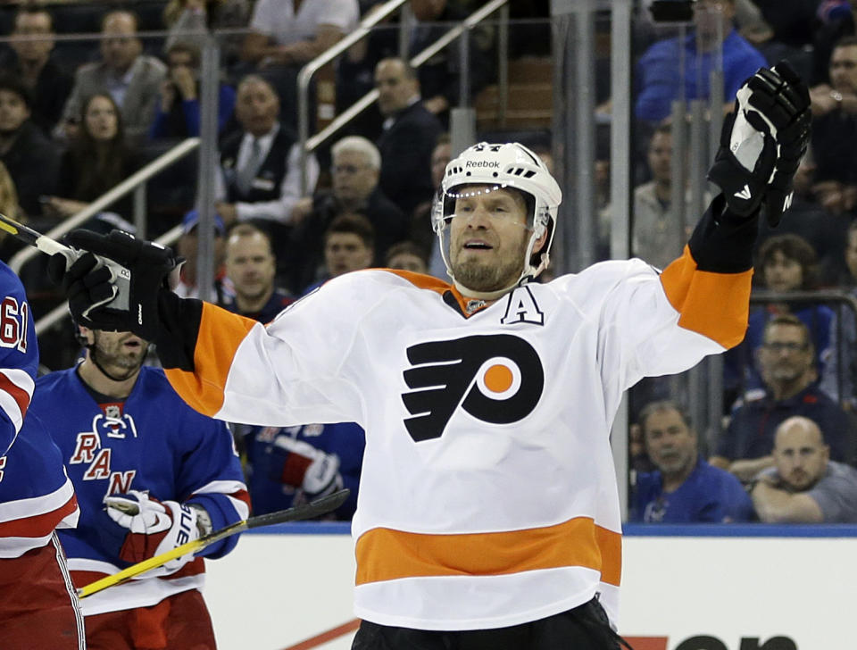 FILE - In this April 27, 2014 file photo, Philadelphia Flyers&#39; Kimmo Timonen, of Finland, reacts during the third period in Game 5 of an NHL hockey first-round playoff series against the New York Rangers, in New York. The Flyers have signed defenseman Timonen to a one-year contract extension. (AP Photo/Seth Wenig, File)