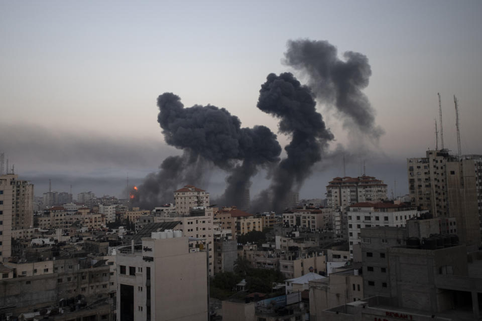 <p>E' guerra aperta tra Israele e Hamas, con decine di morti e centinaia di feriti, e l'escalation di attacchi da ambo le parti prosegue. 1.050 fra razzi e colpi di mortaio sono stati lanciati dalla Striscia contro lo Stato ebraico, in particolare su Tel Aviv e altre città israeliane. Le autorità hanno proclamato lo stato d'emergenza nella città di Lod. Preso di mira anche l'aeroporto Ben Gurion. In risposta l'esercito israeliano ha compiuto oltre 500 attacchi contro obiettivi terroristici di Hamas e Jihad nella Striscia. Oggi previsto un vertice urgente del Consiglio di sicurezza dell'Onu. (AP Photo/Khalil Hamra)</p> 