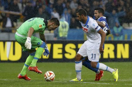 Napoli's goalkeeper Mariano Andujar (L) and his teammate Faouzi Ghoulam (R, front) fight for the ball with Dnipro Dnipropetrovsk's Bruno Gama during their Europa League semi-final second leg soccer match at the Olympic stadium in Kiev, Ukraine, May 14, 2015. REUTERS/Valentyn Ogirenko