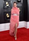 Die kanadische Moderatorin setzte am Grammy-Abend auf Federn in Flamingo-Pink. Silberne Accessoires und streng zurückgebundene Haare machten den Look Red-Carpet tauglich. (Bild: Getty Images)