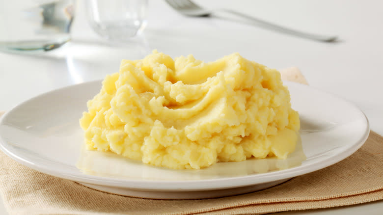 Mashed potatoes on plate 