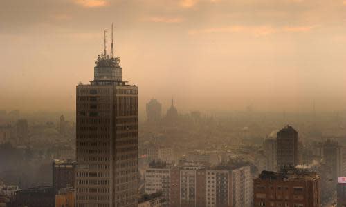 Italy, Milan - December 24, 2015 Smog alarm in Italy. Milan bans cars for three days to fight air pollution and smog Air pollution over Milan December 23, 2015<br>FABT9J Italy, Milan - December 24, 2015 Smog alarm in Italy. Milan bans cars for three days to fight air pollution and smog Air pollution over Milan December 23, 2015