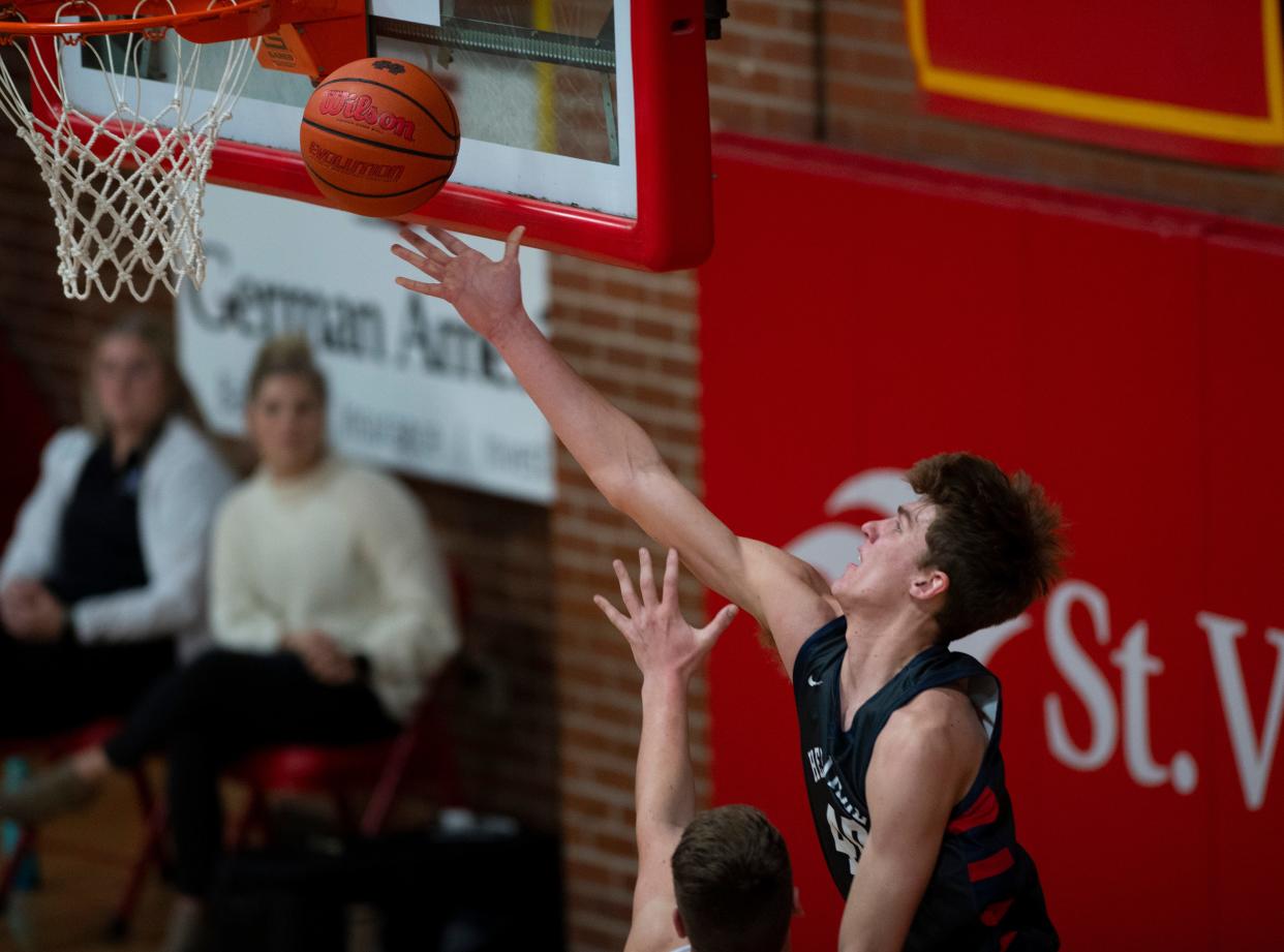 Heritage Hills’ Trent Sisley (40) reaches for the net as the Mater Dei Wildcats play the Heritage Hills Patriots Friday, Jan. 27, 2023. 