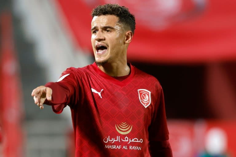 El centrocampista brasileño del Al Duhail Philippe Coutinho habla con sus compañeros durante el partido de fútbol del Grupo E de la Liga de Campeones de la AFC contra el Persépolis iraní, en el estadio Abdullah bin Khalifa, de Doha, el 2 de octubre de 2023. (Karim JAAFAR)