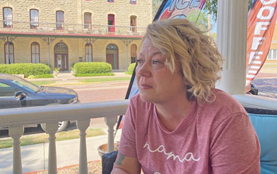 Kari Newell shed tears outside her business, Kari’s Kitchen, in Marion, Kansas. Newell, 46, has received widespread condemnation as a figure tied to the police raid on the town’s newspaper, the Marion County Record.