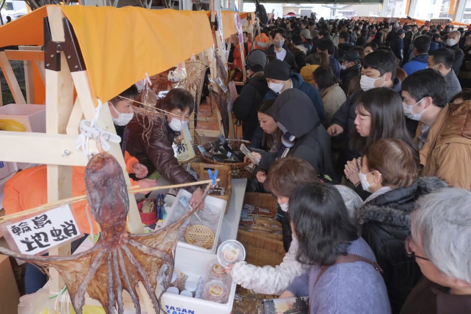 快新聞／日本天皇、皇后視察石川震災區　「輪島朝市」異地重開人潮洶湧