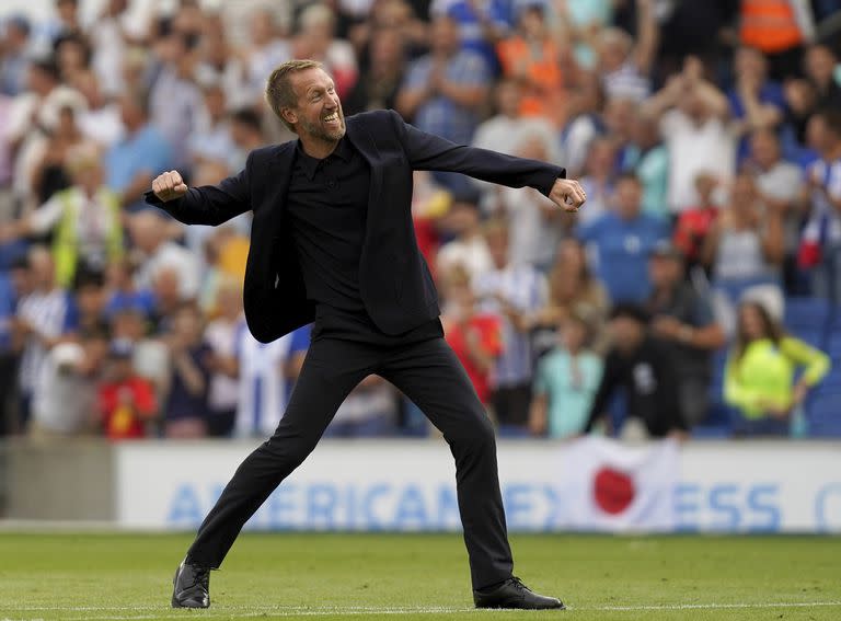 Graham Potter, entrenador de Chelsea, festeja tras un triunfo de su equipo en la Premier League