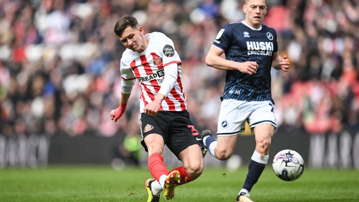 Rigg officially signs his first professional contract with Sunderland FC