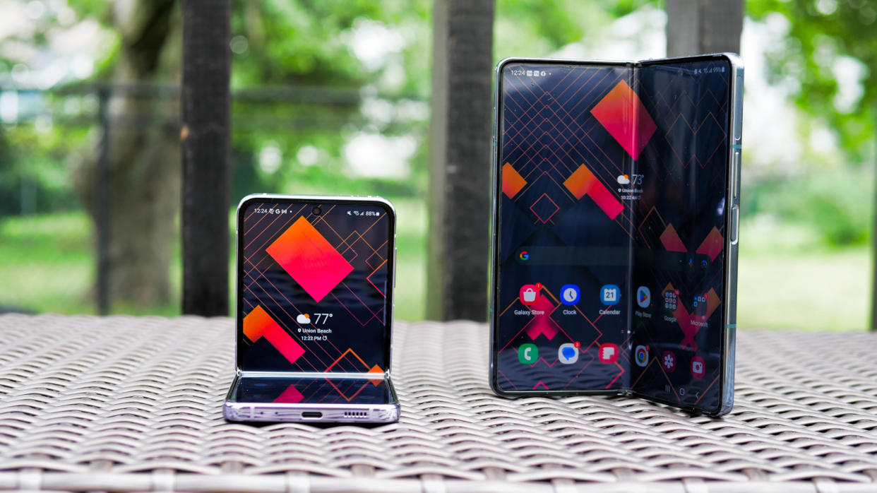  Samsung Galaxy Z Flip 4 versus Samsung Galaxy Fold 4. 