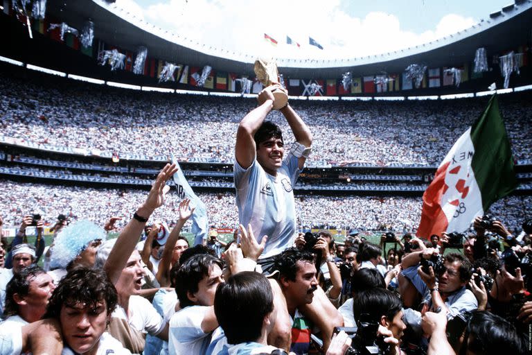 Diego Maradona con la Copa del Mundo luego de la victoria de la Argentina en México 1986