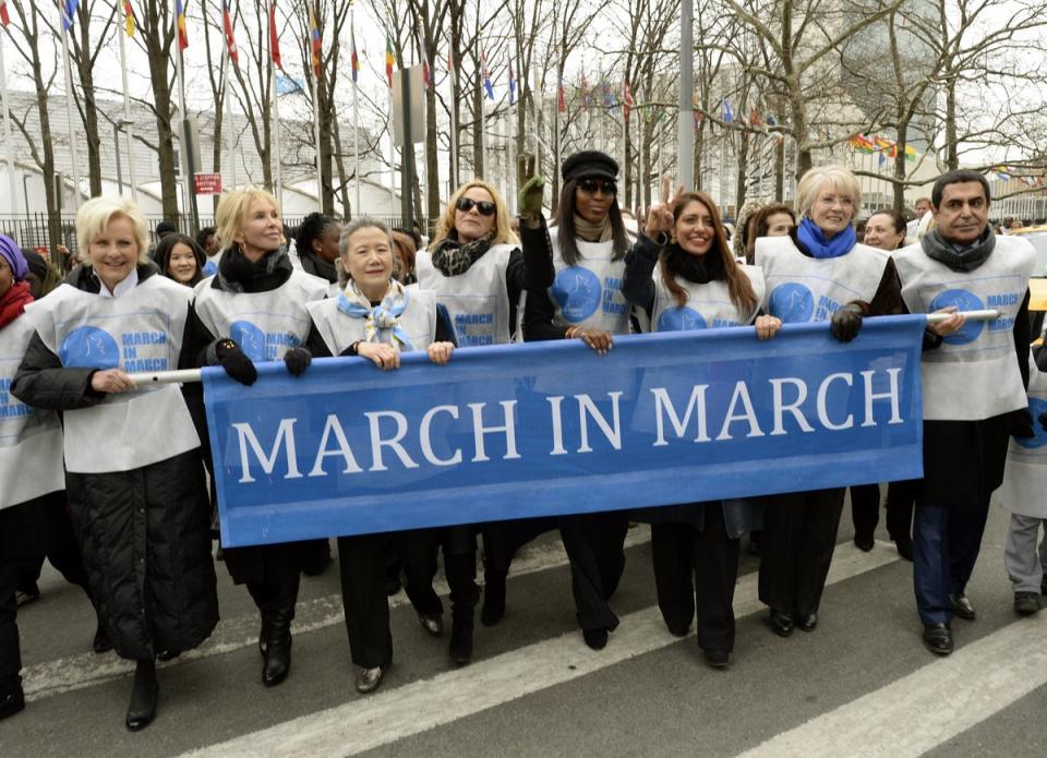 Cindy McCain, Trudy Styler, Ban Soon Taek, Kim Cattrall, Naomi Campbell y Uma Pemmaraju marchan desde las Naciones Unidas el 7 de marzo de 2014, durante una manifestación contra la violencia hacia las mujeres, en celebración del Día Internacional de las Mujeres en Nueva York (Timothy A. Clary/AFP vía Getty Images)