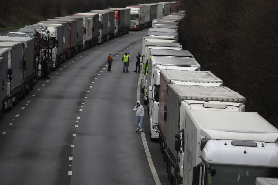 Gli autisti bivaccano in autostrada dopo il blocco a causa della scoperta della nuova variante Covid. Regno Unito isolato, timori per le scorte alimentari ma il premier Johnson rassicura: "Nessun rischio di scaffali vuoti". (Ap Photo)