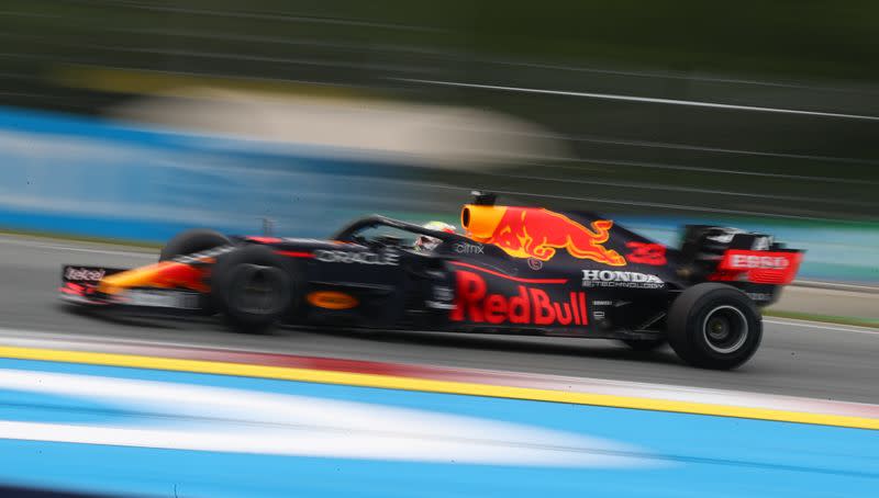 El Red Bull del piloto holandés Max Verstappen durante las primeras prácticas del Gran Premio de Austria de Fórmula Uno en el circuito Red Bull Ring de Spielberg, Austria.