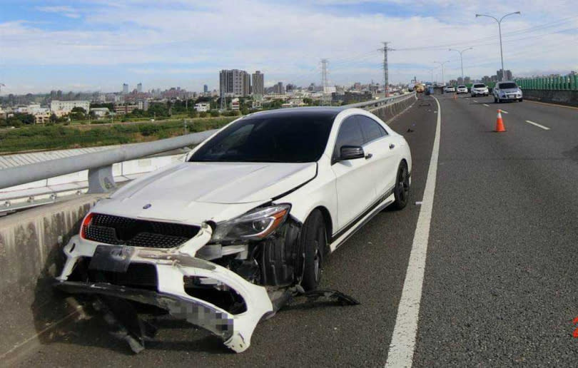 台74線快速道路上，因為變換車道時未留意車況，也發生車輛碰撞、致3人受傷意外。（圖／翻攝畫面） 