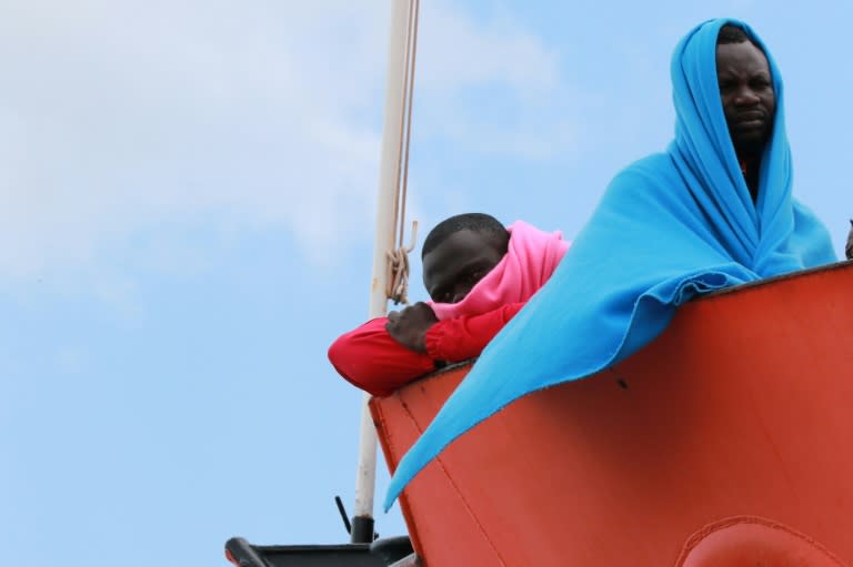 Des migrants attendant de débarquer de l'Aquarius, navire de secours des ONG S.O.S. Méditerranée et Médecins Sans Frontières, à Salerne, en Italie, le 26 mai 2017