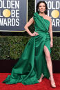 <p>Verde esmeralda fue el color que la actriz eligió para los Golden Globes 2019, y no falló, pues el diseño de Elie Saab no solo le quedaba perfecto, sino que lucía sus envidables piernas. Foto: VALERI MACON / Getty Images. </p>
