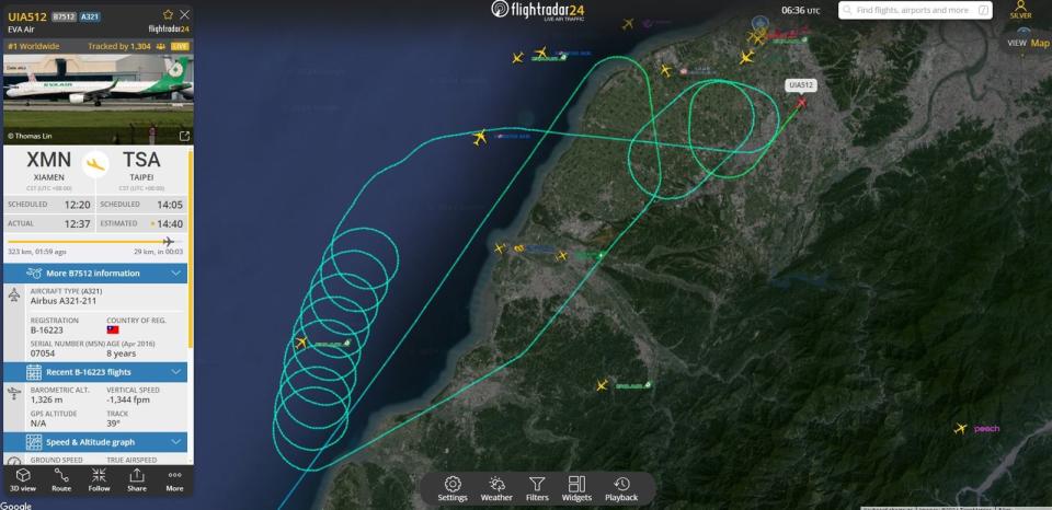 立榮航空今日一架返台班機遇上午後雷雨，在竹苗外海盤旋8圈才順利降落。（翻攝臉書粉專「台灣颱風論壇｜天氣特急 」）