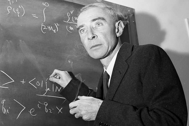 Oppenheimer visitó en 1961 la UNLP (foto archivo del físico en el Instituto de Estudios Avanzados de Princeton, New Jersey, en diciembre de 1957)
