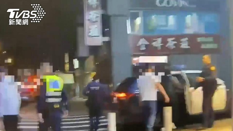 修杰楷、王柏傑等人被帶上警車。（圖／TVBS）